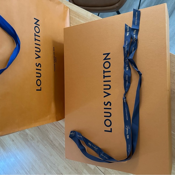 Extra large Louis Vuitton duffel bag box with ribbon. - Picture 2 of 6